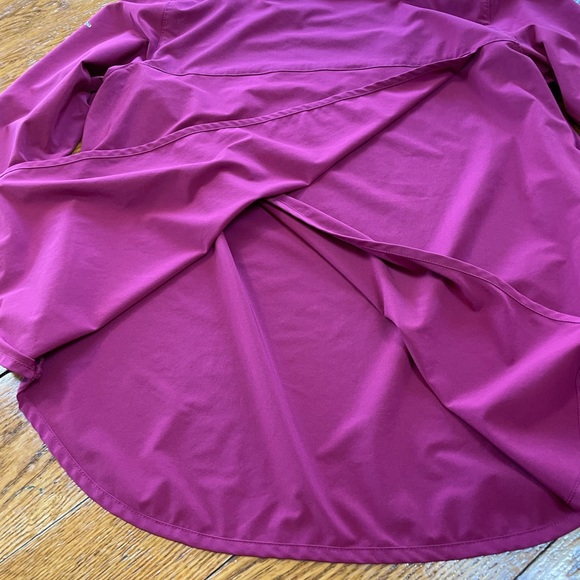 Columbia wine color long sleeve top. Back has flaps. Size Large. - Picture 8 of 14